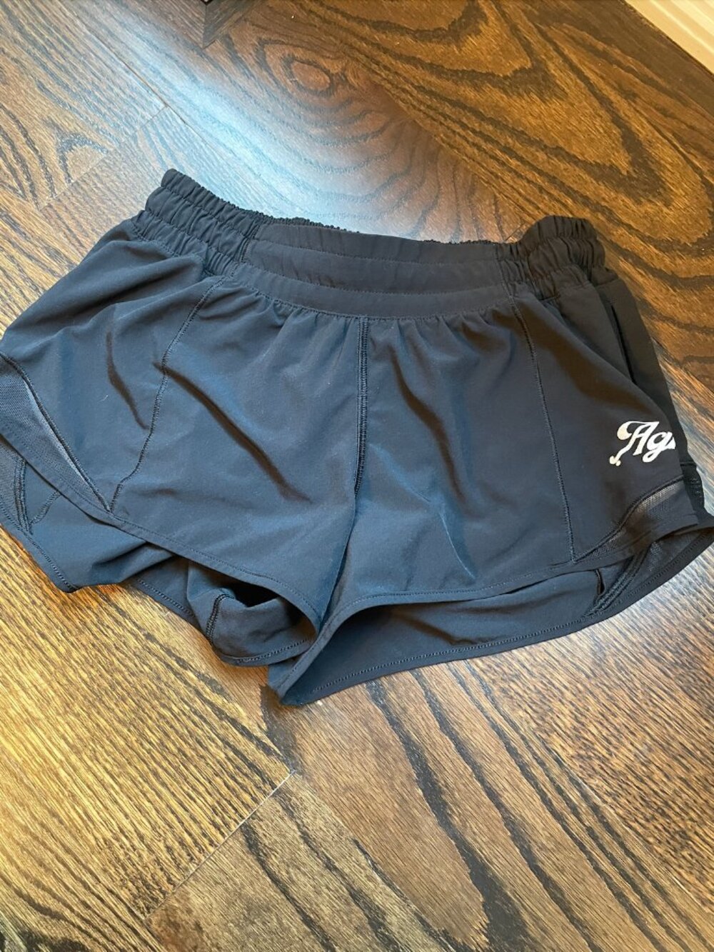 Lululemon Hotty Hot 2.5" Low Rise Shorts Black size 4